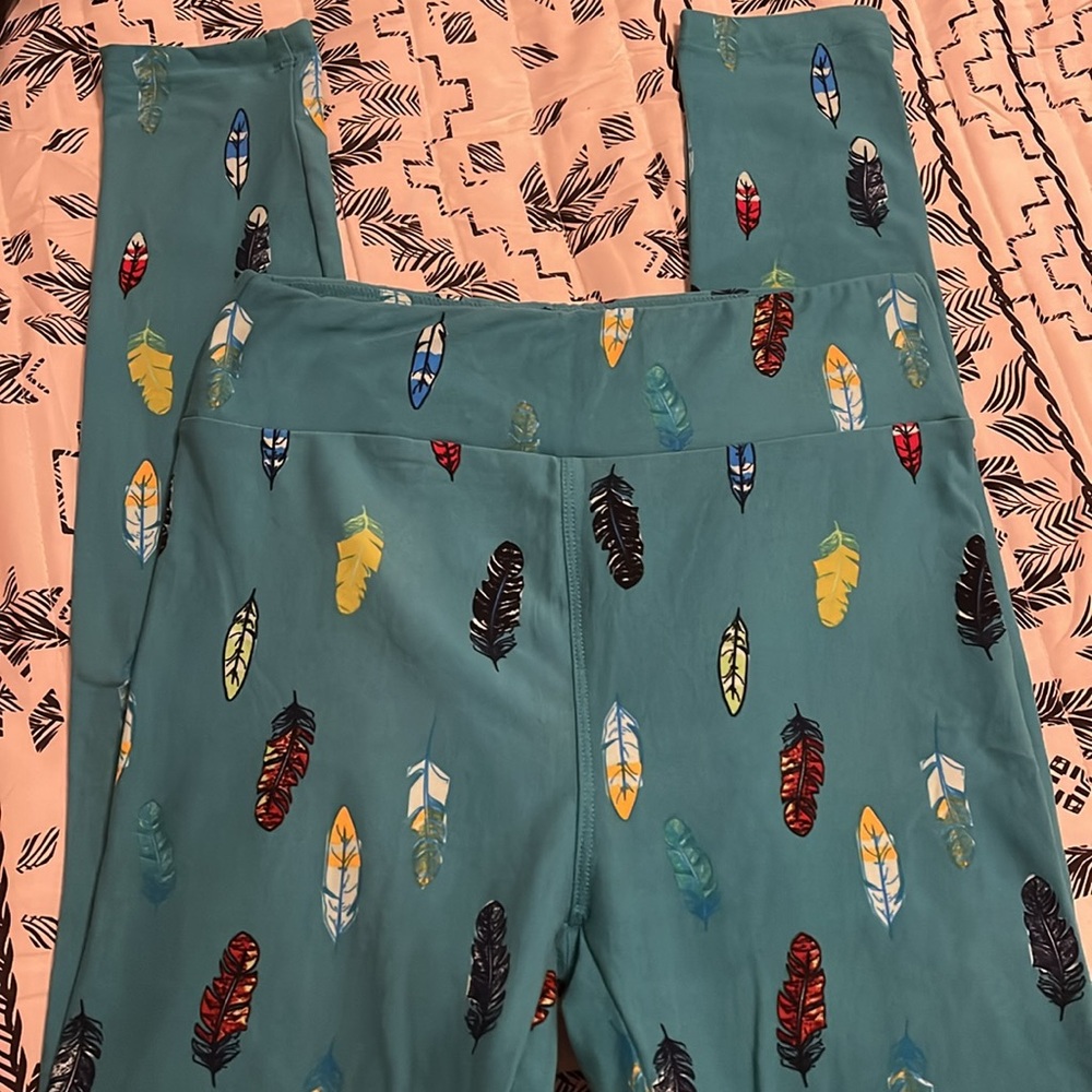 Lularoe Feathers Print Leggings Size Onesize - image 7